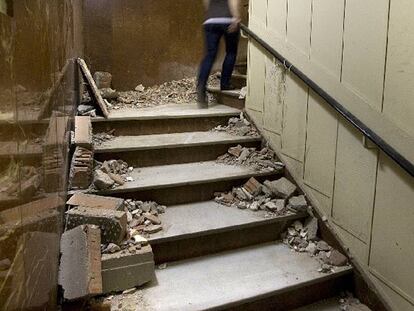 La escalera del piso asignado a CC OO que CGT trató de ocupar, hace dos semanas.