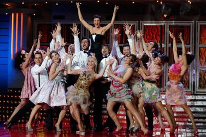 Actuación de la gala de los Goya de 2012, con Eva Hache encumbrada por un grupo de bailarines y actores.