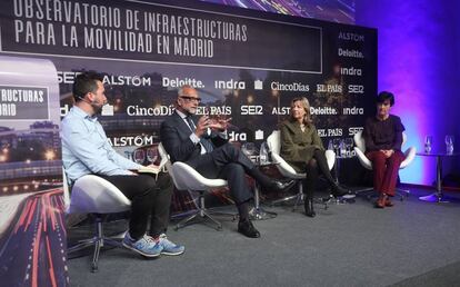 De izquierda a derecha, Pablo León, José María O'Kean, catedratico de Economía Aplicada, Cristina Martínez, neumóloga y portavoz de la Sociedad Españolas de Neumología y Cirugía Torácica, y Teresa Moreno, directora del Instituto de Diagnóstico Ambiental y Estudios del Agua IDAEA-CSIC,