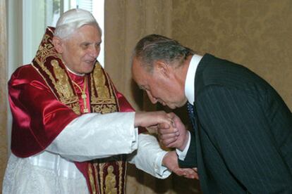 Benedicto XVI recibe a los Reyes en Castel Gandolfo.