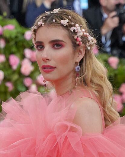 El mismo estilo bucólico y muy rosa que eligió Emma Roberts.