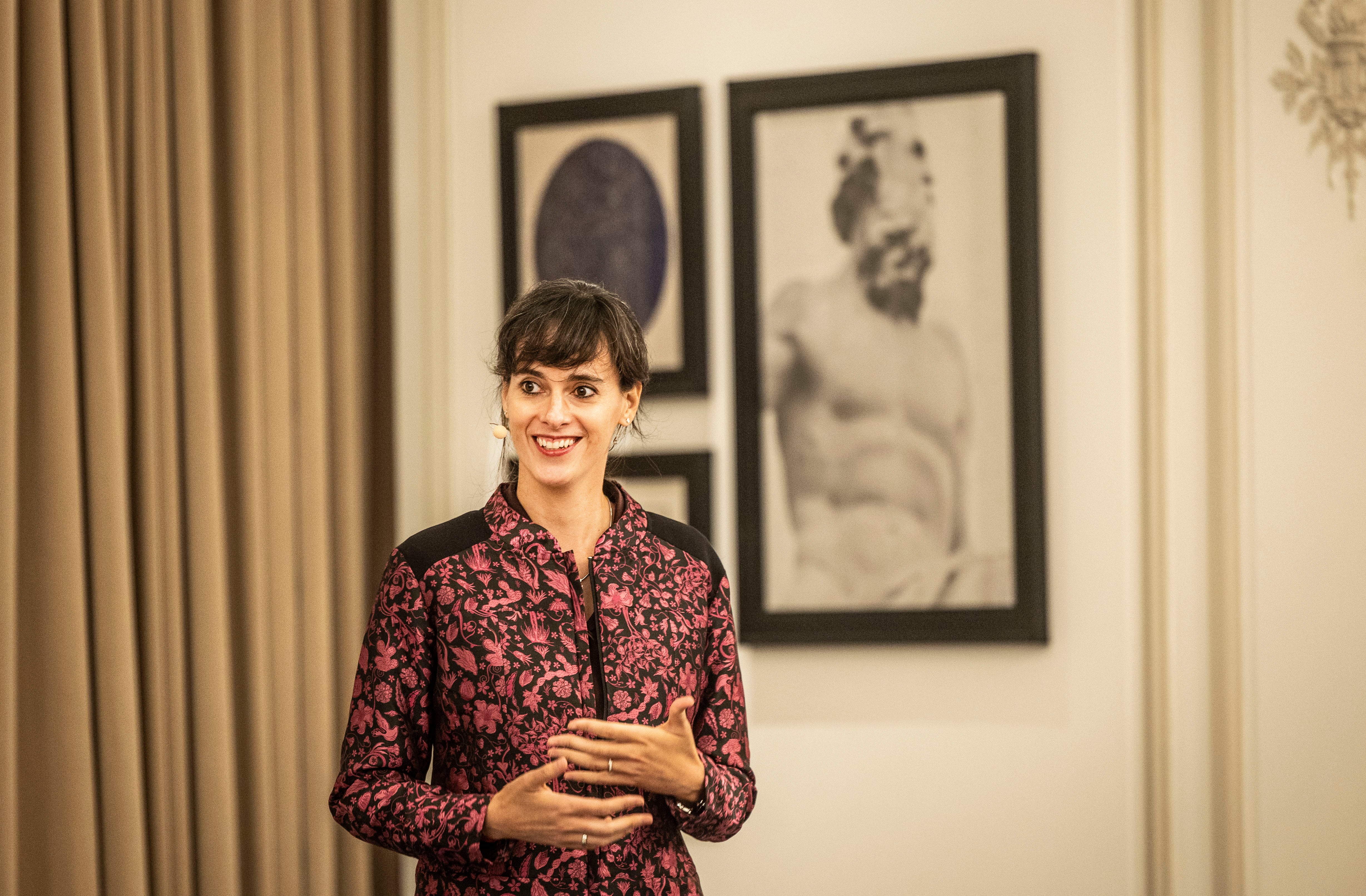 Carissa Véliz, filósofa, ensayista y profesora de la Universidad de Oxford, en su conferencia durante la cena del miércoles en el foro CREO, en el hotel Palace de Madrid.