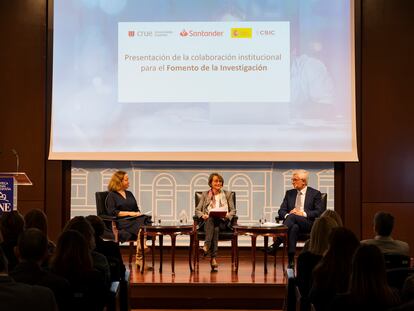 Presentación este martes del proyecto de colaboración institucional para el fomento de la investigación entre el CSIC, la CRUE y Santander que ha contado con la intervención de Eloísa del Pino (izq.), Eva Alcón (centro) y Ángel Rivera (der.), Consejero Delegado de Santander España.