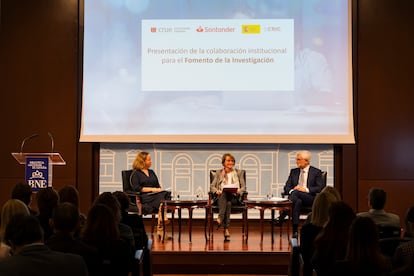 Presentación este martes del proyecto de colaboración institucional para el fomento de la investigación entre el CSIC, la CRUE y Santander que ha contado con la intervención de Eloísa del Pino (izq.), Eva Alcón (centro) y Ángel Rivera (der.), Consejero Delegado de Santander España.