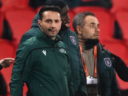 El cuarto árbitro, Sebastian Coltescu, se dirigió al camerunés Webó como "el negro" en el partido que enfrentó al PSG contra el Estambul Basaksehir en la Champions el 9 de diciembre de 2020.