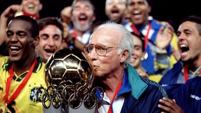 El entrenador brasileño Zagallo besa un trofeo en una fotografía de archivo.