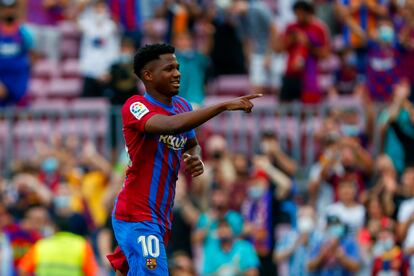 Ansu Fati celebra haber marcado el tercer gol del FC Barcelona frente al Levante en el Camp Nou.