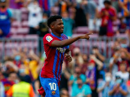 Ansu Fati celebra haber marcado el tercer gol del FC Barcelona frente al Levante en el Camp Nou.