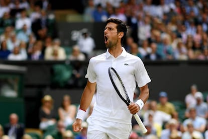 El tenista Novak Djokovic jugando en Wimbledon en 2019.