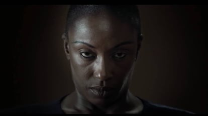 Maimouna N'diaye en un fotograma de la película 'L'oeil du ciclone'.