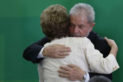 La tensión crece en Brasil con cada nuevo capítulo de la crisis política y este jueves llegó al acto de la toma de posesión de Luiz Inácio Lula da Silva, nuevo ministro de la Casa Civil. En la imagen, Lula da Silva abraza a Dilma Roussef durante la toma de posesión.