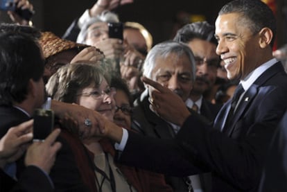El presidente Obama saluda este jueves a los asistentes a una conferencia sobre tribus indias en Washington.