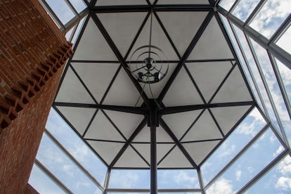 Los módulos de cristal y acero del Pabellón de los Hexágonos, en la Casa de Campo.