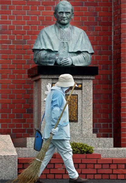 La 'zona cero' de la bomba que cayó sobre Nagasaki concentraba el mayor número de católicos de la ciudad. Situada en una ciudad de larga tradición cristiana, la Catedral de Urakami fue en su día la más importante de Asia. Sólo un pilar sobrevivió al impacto, visible hoy en el Parque de la Paz.