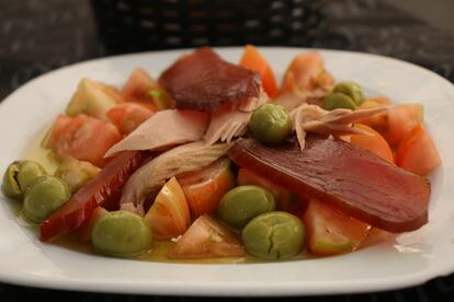 Ensalada con mojama, huevas de mújol y bonito en conserva, en la Cervecería Damasol, en Alicante.