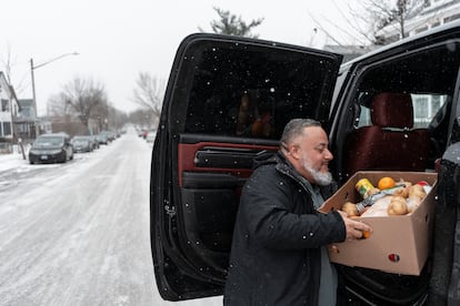 Sergio Amezcua descarga una caja de víveres para hacer una entrega en el área de Minneapolis, el 16 de enero.