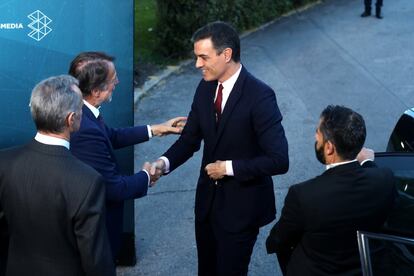 Pedro Sánchez saluda a los consejeros delegados de Atresmedia a su llegada a los estudios.