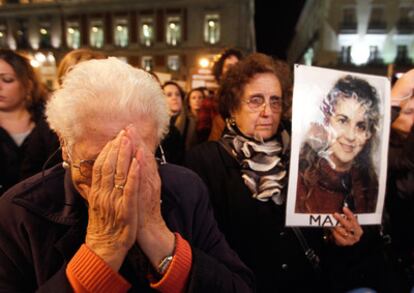 La madre de Mayka, joven asesinada su pareja hace 11 años en Vallecas, porta su retrato durante la concentración contra la violencia hacia las mujeres.