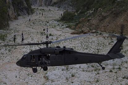 Un helicóptero de EE UU rastrea la zona del accidente en el que han fallecido cuatro militares españoles, en Fond Verrettes, al este de Haití.