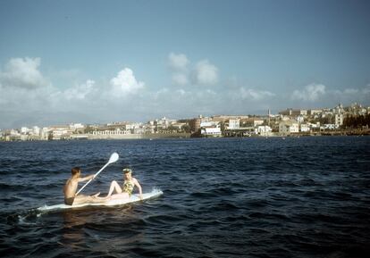 Una pareja navega en una tabla de surf en Beirut en mayo de 1948.