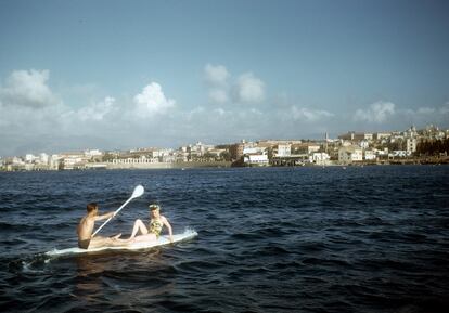 Una pareja navega en una tabla de surf en Beirut en mayo de 1948.