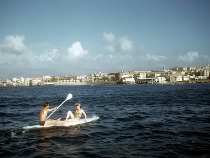 Una pareja navega en una tabla de surf en Beirut en mayo de 1948.