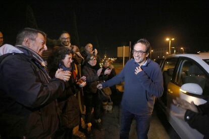 Josep Rull, a la seva arribada a Terrassa, rebut per familiars i membres del PDeCAT.
