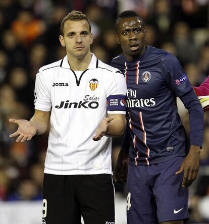 Soldado gesticula ante Blaise Matuidi.