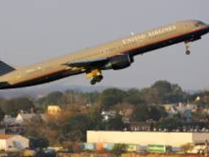 Fotografía de archivo un avión Boeing 757 de United Airlines, como el del incidente, despegando del aeropuerto LaGuardia de Nueva York (EE.UU.). EFE/Archivo