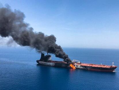 Um dos barcos que teriam sido atacados no golfo de Omã.