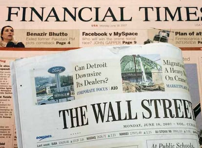 Primeras páginas de ayer de <i>The Wall Street Journal</i> y <i>Financial Times.</i>