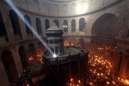 Un rayo de luz del sol incide sobre el Santo Sepulcro durante la celebración de la ceremonia del Fuego Sagrado en la basílica del Santo Sepulcro de Jerusalén (Israel). EFE/Archivo