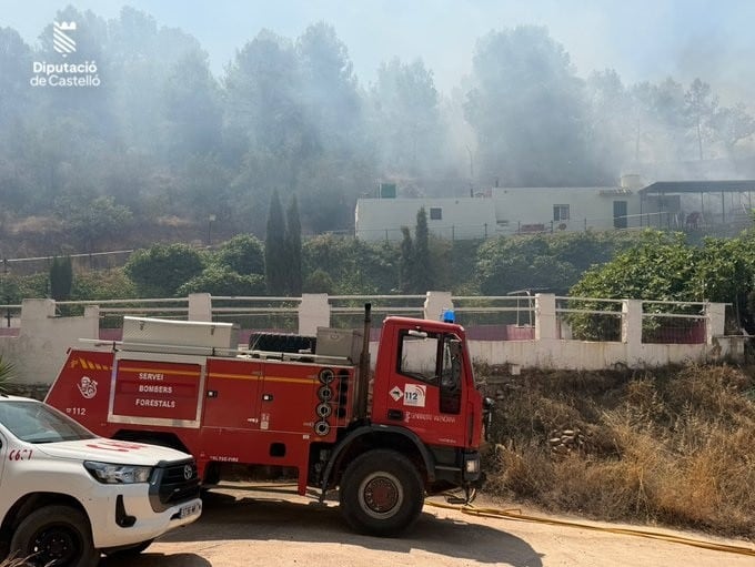 Siete medios aéreos y numerosos terrestres trabajan en un incendio en Castellón