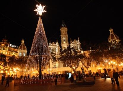La plaza del Ayuntamiento de Valencia iluminada para las fiestas navideñas.