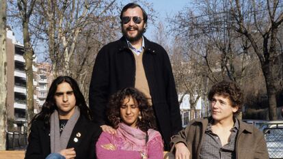 El director Eloy de la Iglesia posa con los actores Antonio Flores, Rosario Flores y José Luis Manzano, protagonistas "Colegas", en una calle de Madrid.