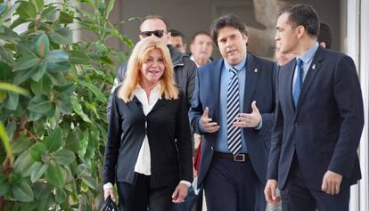 La baronesa Thyssen (i) junto al presidente de la Diputación de Girona, Pere Vila (c) y el alcalde de Sant Feliu de Guíxols, Carles Motas (d),en Sant Feliu de Guixols.