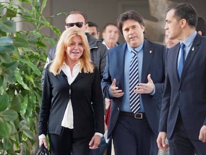 La baronesa Thyssen (i) junto al presidente de la Diputación de Girona, Pere Vila (c) y el alcalde de Sant Feliu de Guíxols, Carles Motas (d),en Sant Feliu de Guixols. 