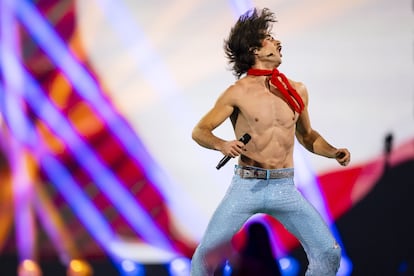 El australiano Go-Jo interpreta "Milkshake Man" durante la segunda semifinal de Eurovisión.