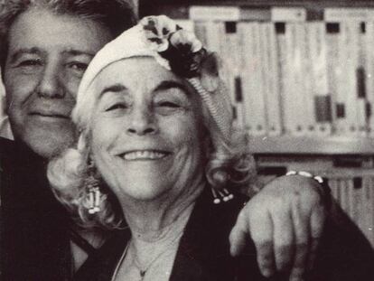 Jorge Herralde, con Carmen Martín Gaite, en la Feria del Libro de Madrid