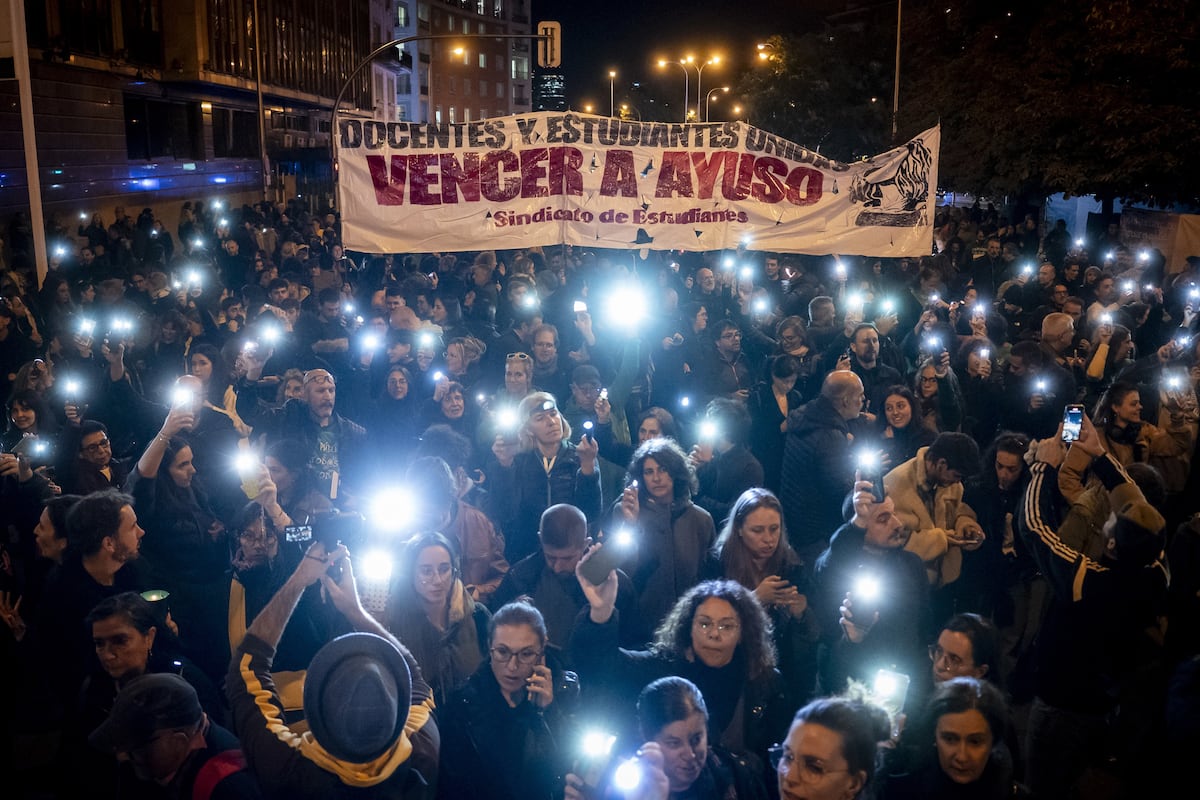 Los profesores en huelga cambian el verde por el negro en rechazo a la carga policial: “Somos docentes, no delincuentes”