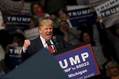 El candidato republicano Donald Trump se dirige a sus seguidores en Warren (Michigan).