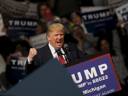 El candidato republicano Donald Trump se dirige a sus seguidores en Warren (Michigan). 