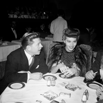 Ava Gardner y Mickey Rooney cenando en 1942.