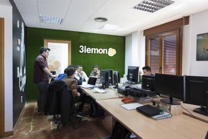 Un grupo de trabajadores de la agencia 3lemon mantiene una reunión improvisada.