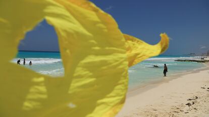 Un bandrín amarillo indica cautela a los turistas al entrar a nadar al mar, ante la llegada de 'Beryl' a la costa de Cancún, el 3 de julio.