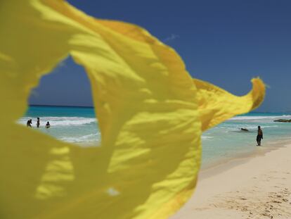 Un bandrín amarillo indica cautela a los turistas al entrar a nadar al mar, ante la llegada de 'Beryl' a la costa de Cancún, el 3 de julio.