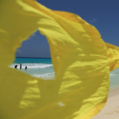 Un bandrín amarillo indica cautela a los turistas al entrar a nadar al mar, ante la llegada de 'Beryl' a la costa de Cancún, el 3 de julio.