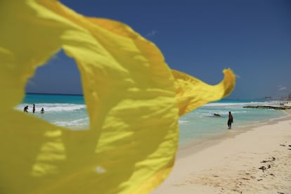Un bandrín amarillo indica cautela a los turistas al entrar a nadar al mar, ante la llegada de 'Beryl' a la costa de Cancún, el 3 de julio.