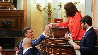 El presidente del Gobierno en funciones y diputado socialista,  Pedro Sánchez (a la izquierda), entrega su voto a la presidenta de la Mesa de Edad del Congreso, Cristina Narbona.