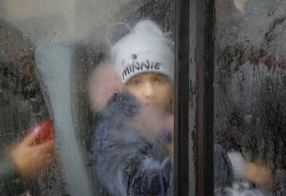 Un niño, evacuado el lunes de la ciudad de Jersón, mira por la ventanilla del autobús que le traslada hasta Crimea.